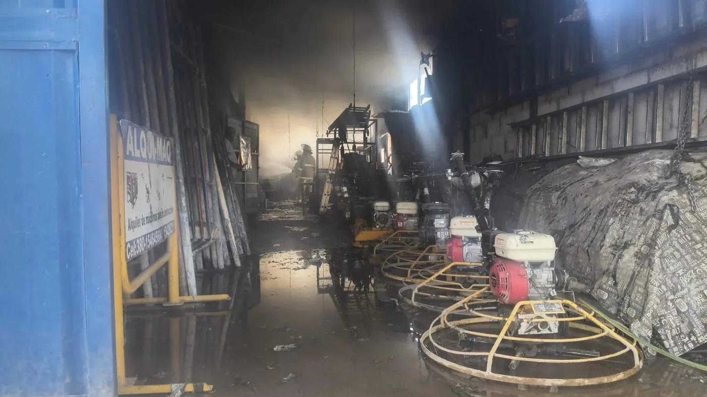 Bomberos controlaron un incendio en un galpón de máquinas y dos hombres terminar