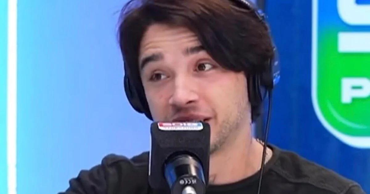 Julián Serrano revela su circuncisión en streaming
