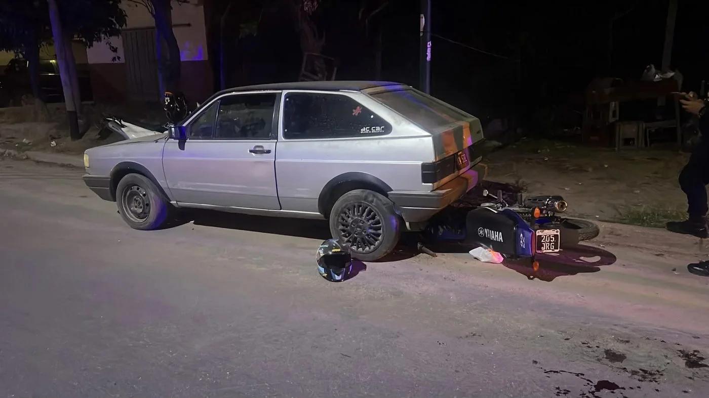 Motociclista sufrió fractura expuesta tras chocar con un auto estacionado
