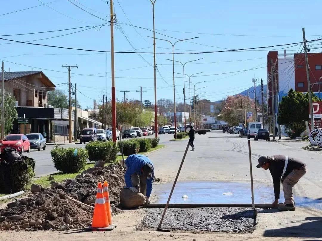Repararon el bache frente a la Terminal de ómnibus en Chilecito