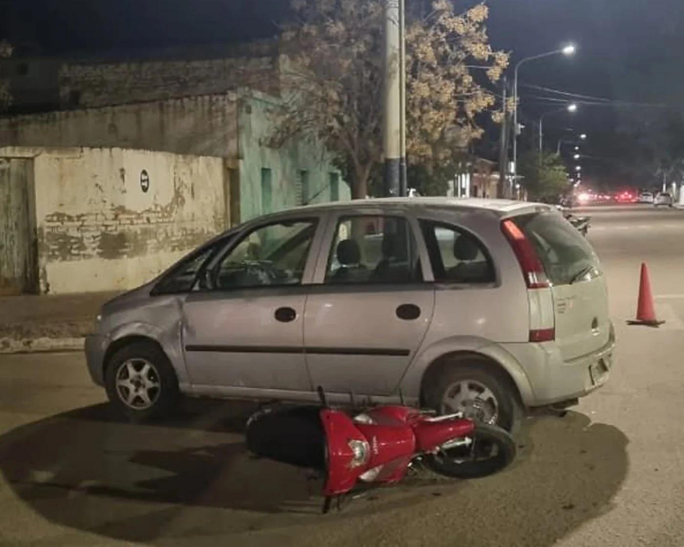 DOS JÓVENES HERIDOS EN CHOQUE EN AVENIDA 9 DE JULIO