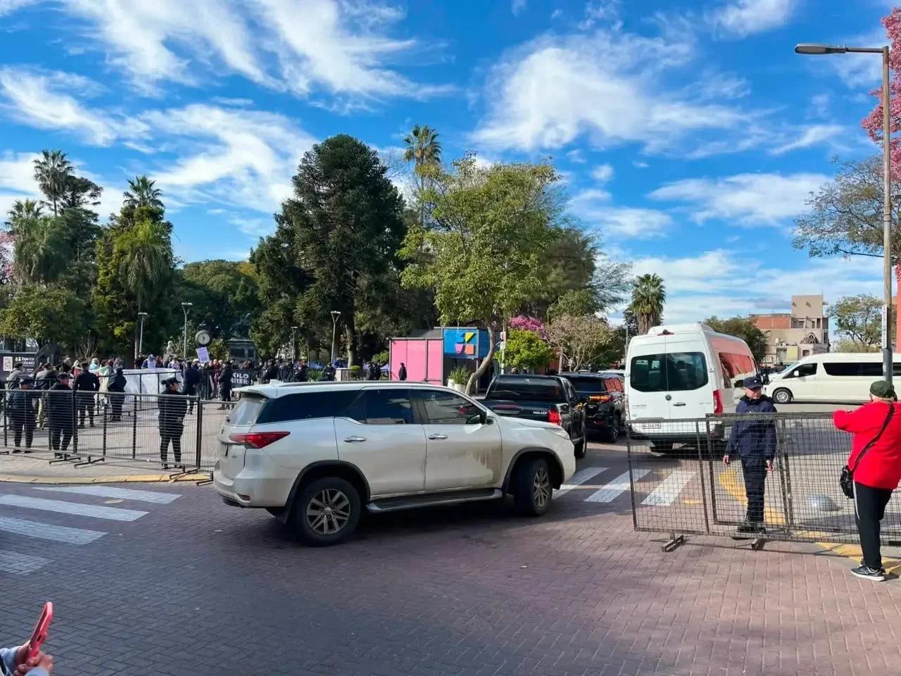 Tensión en Catamarca por la visita de Caputo y Santilli