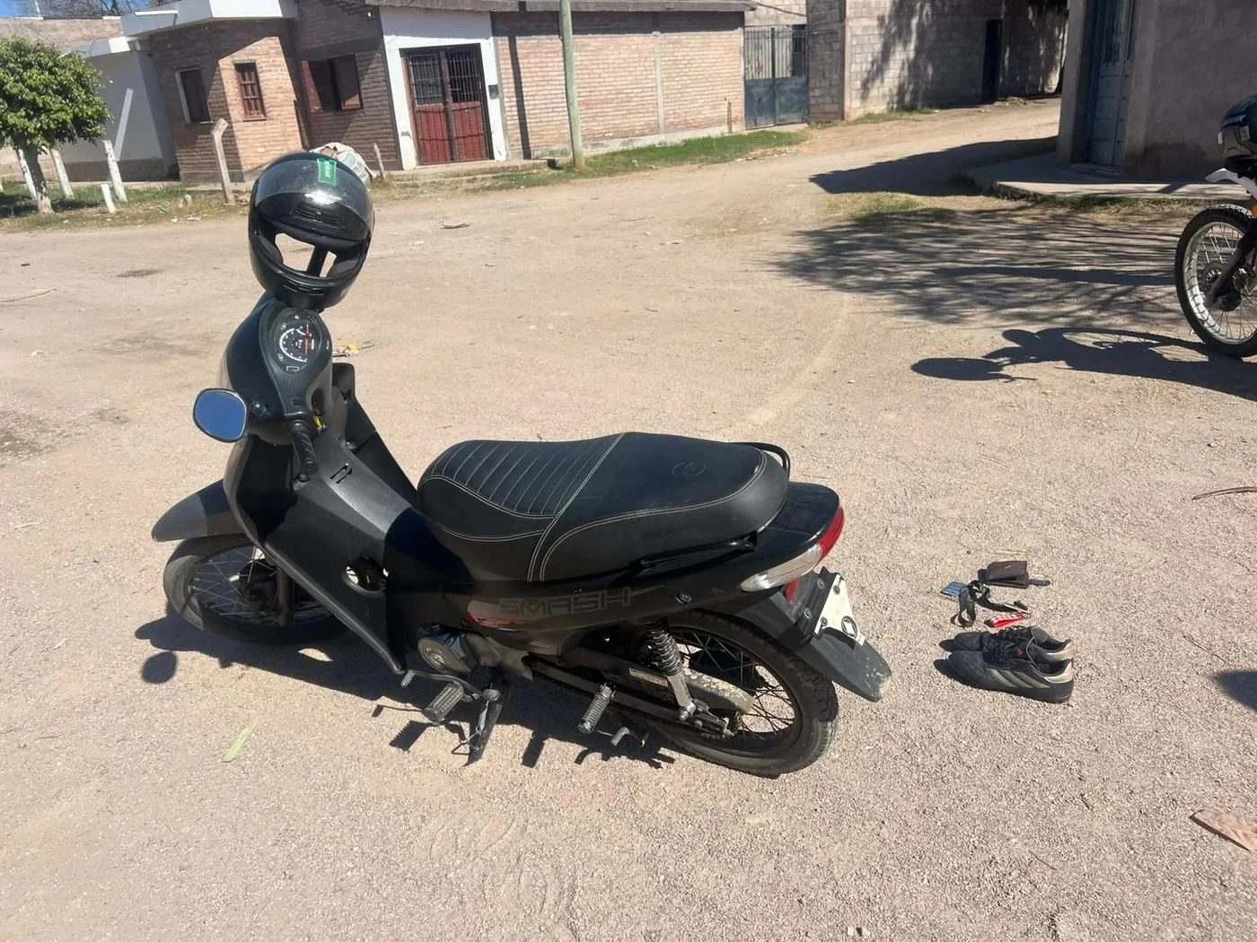 Hombre sorprende a ladrón robando en su casa y lo persigue