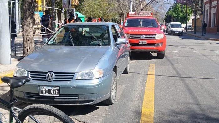 Choque entre una moto y un auto en el centro capitalino