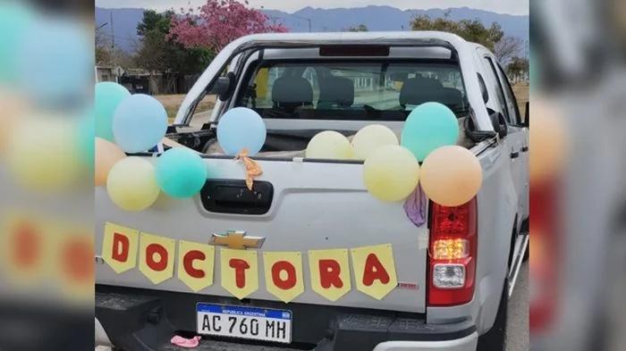 Joven hospitalizada tras caer de una camioneta durante un festejo