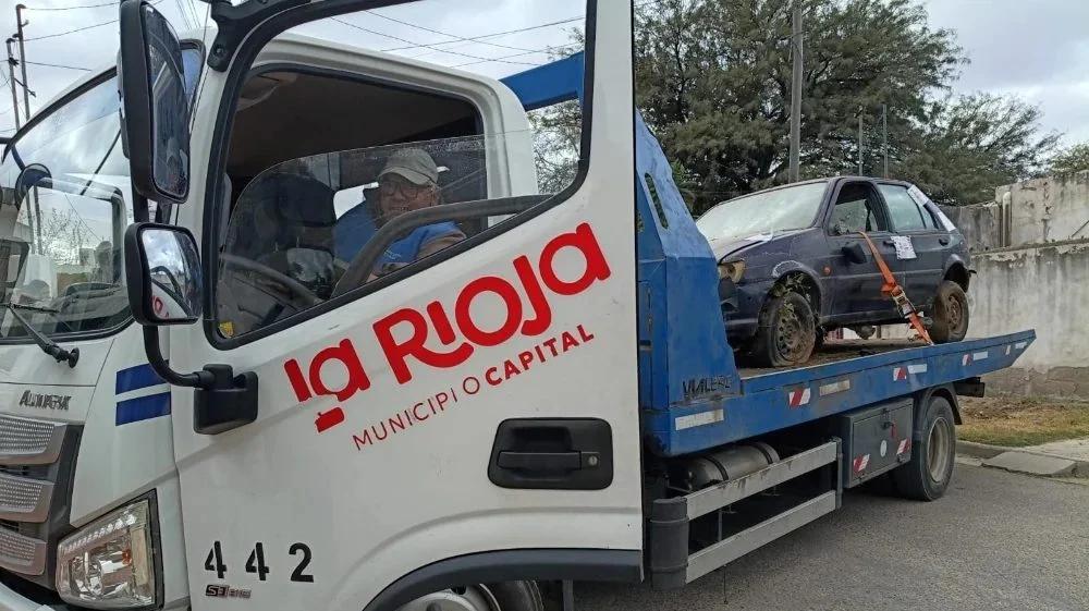 El Municipio retira autos abandonados de las calles riojanas
