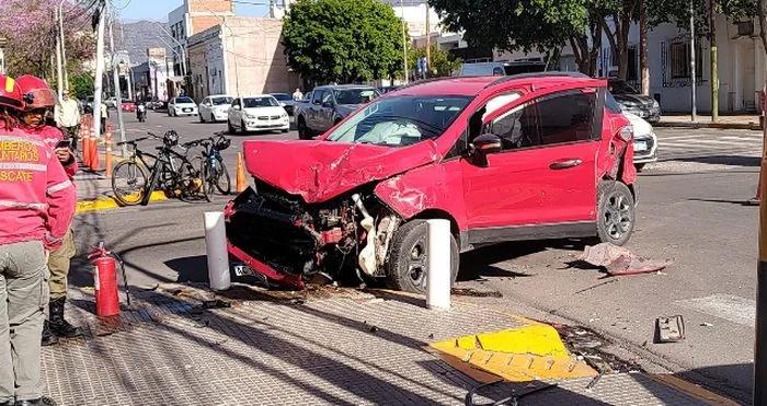 Choque en Rivadavia y Benjamín de la Vega: dos personas hospitalizadas