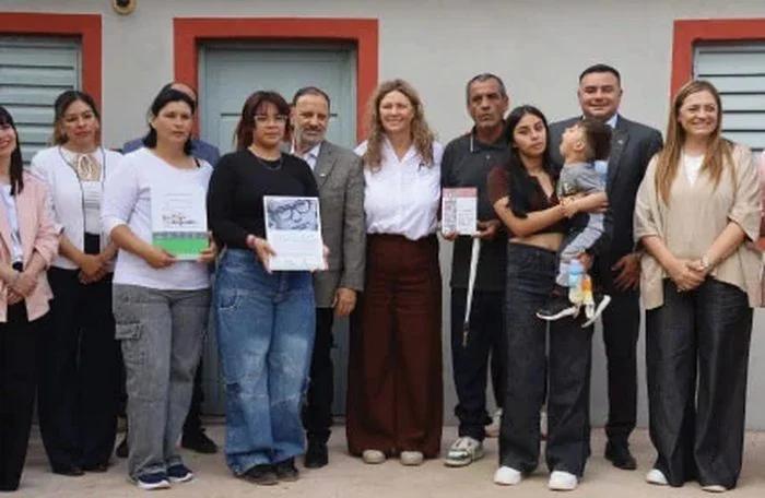 Siete familias recibieron su casa propia en Patquía