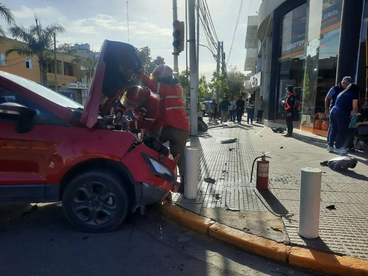 Choque entre dos camionetas en pleno centro dejó un menor herido
