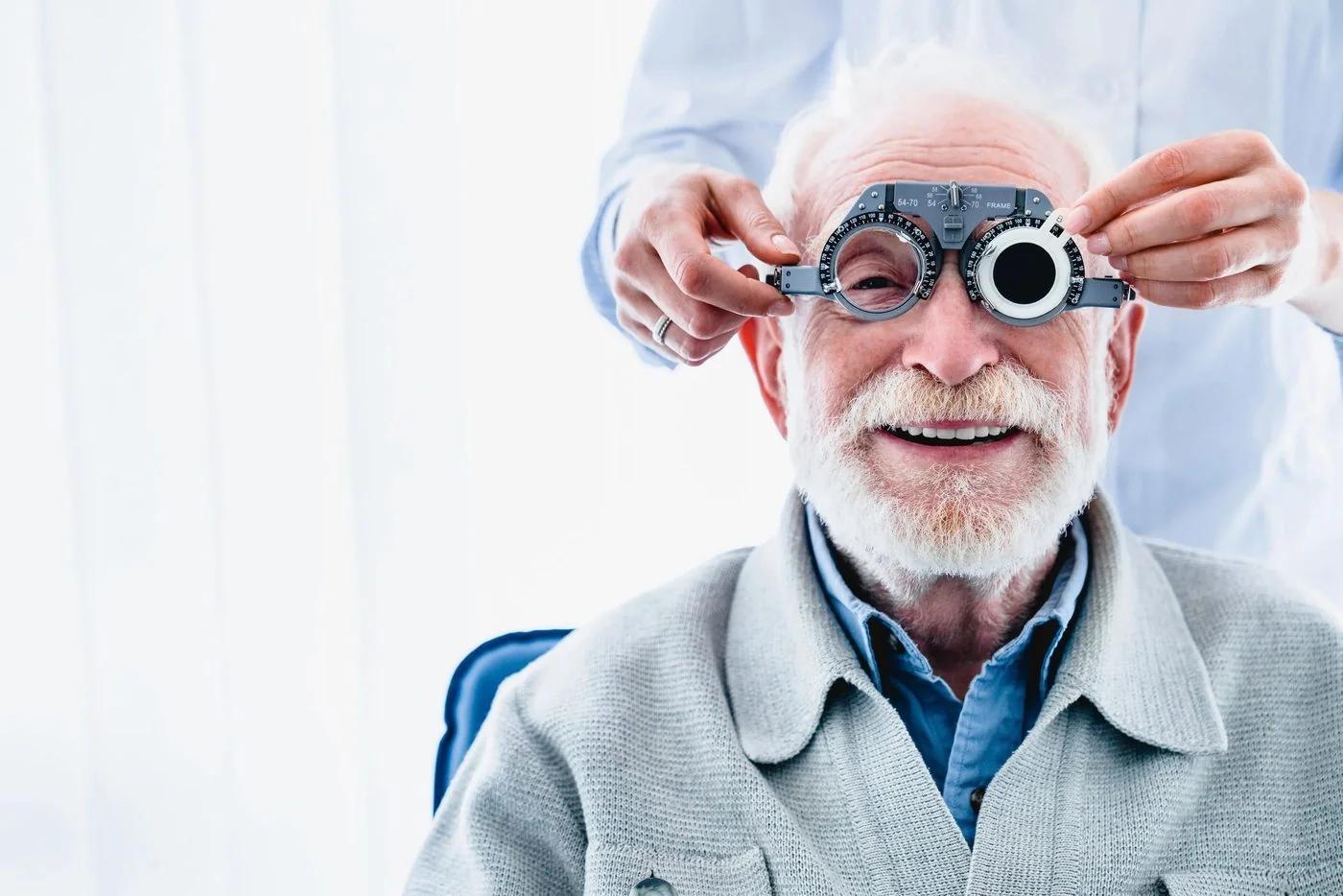 Por qué casi todos podríamos necesitar una cirugía ocular antes de los 70