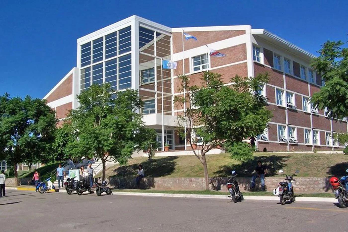 La UNLaR celebra 55 años con récord de graduados