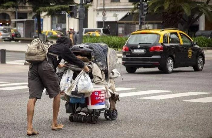 Una familia necesitó más de $1,4 millones para no ser pobre