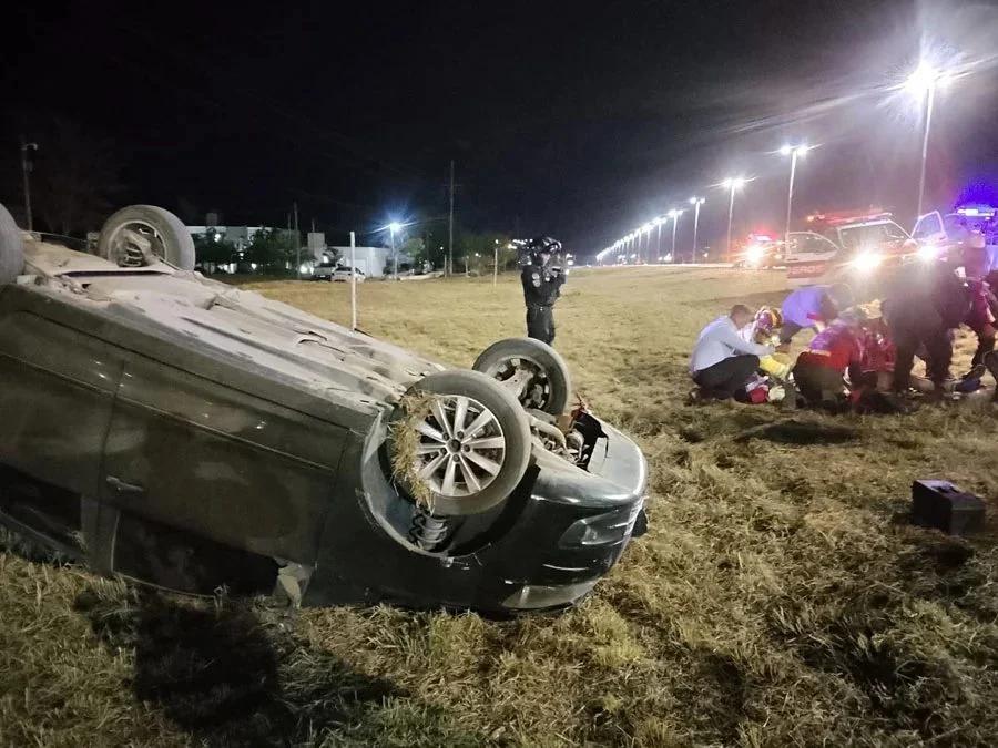 Grave choque y vuelco en Avenida Circunvalación