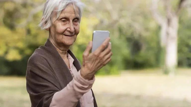 El uso del celular y la salud de tus ojos: qué dice la ciencia