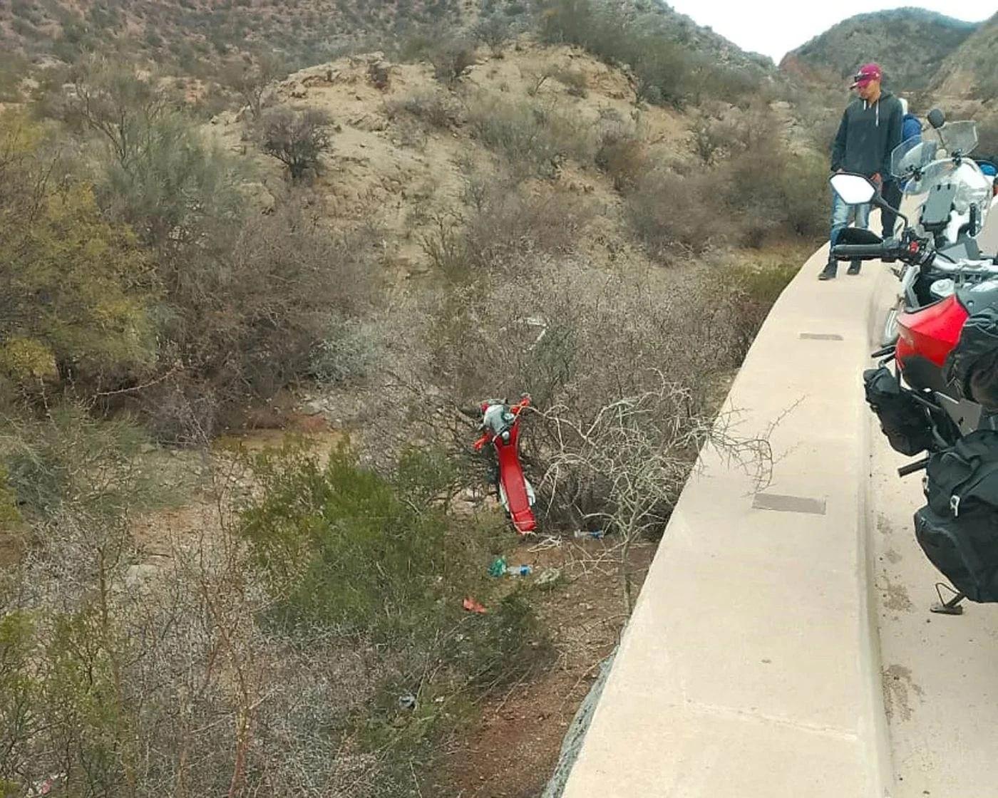 Motociclista fue trasladado a Capital tras caer a una barranca
