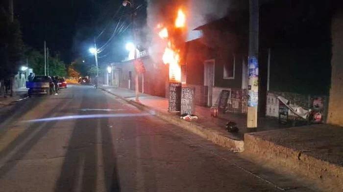 Incendio destruyó un depósito en el barrio Cementerio