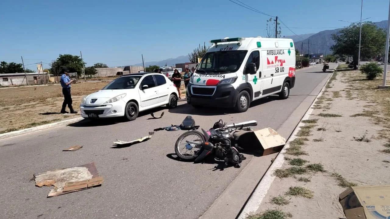 Motociclista grave tras chocar contra un auto estacionado en zona sur