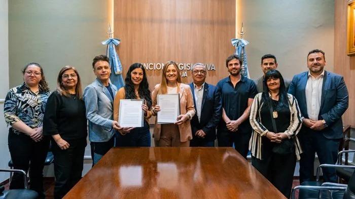 Acuerdo entre la Legislatura y la UNLaR para potenciar la formación