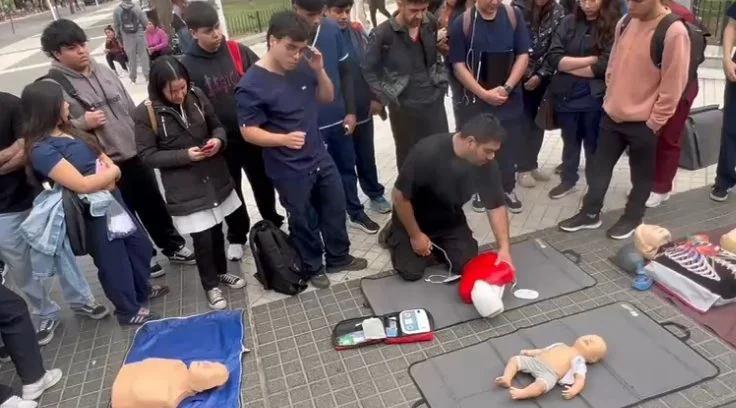 Jornada de salud y RCP en la Plaza 25 de Mayo