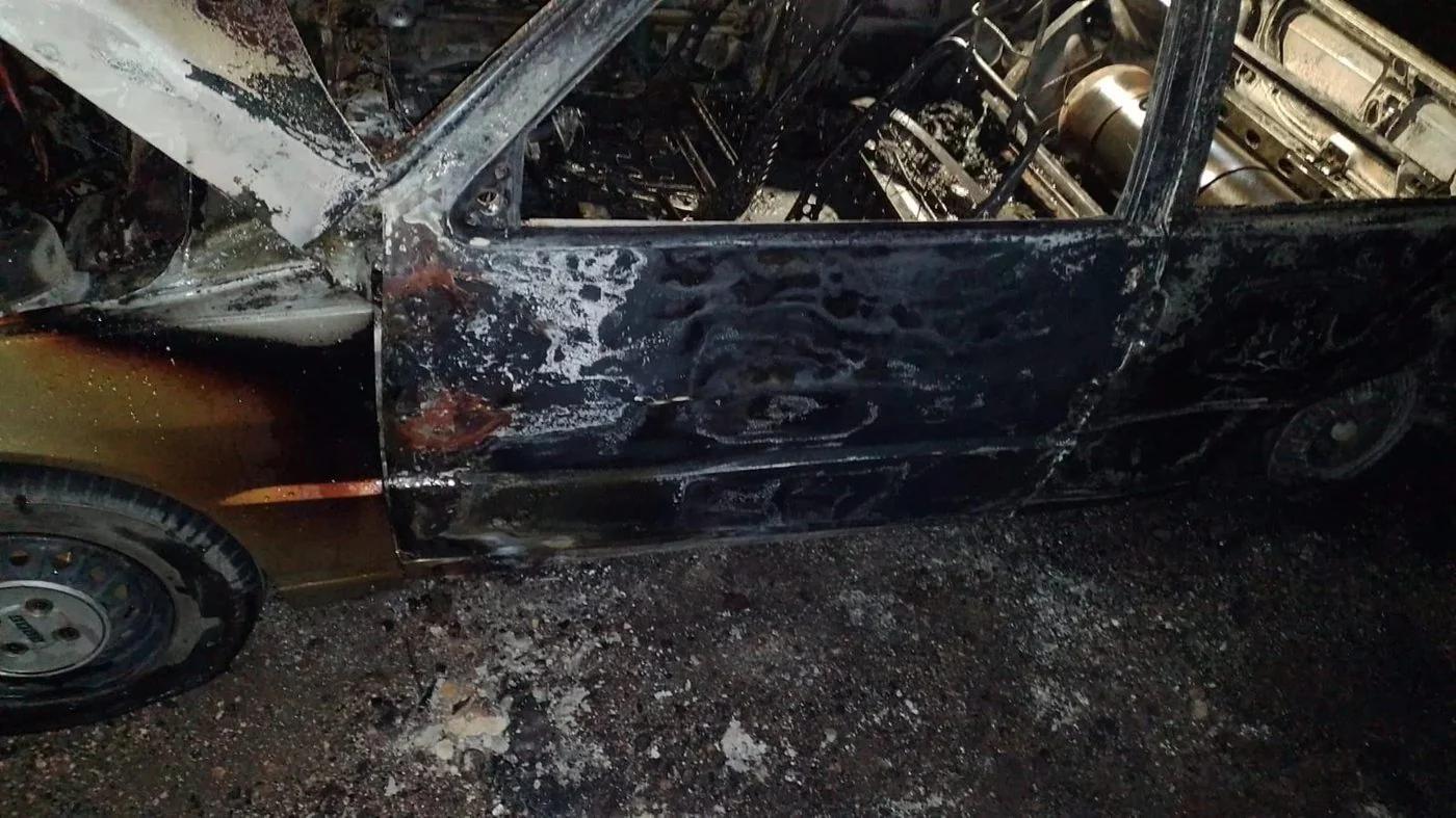 Incendio de un vehículo en la Ruta 38: dos personas resultaron ilesas
