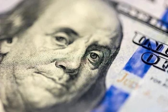 El dólar tarjeta superó la barrera de los 2.000 pesos