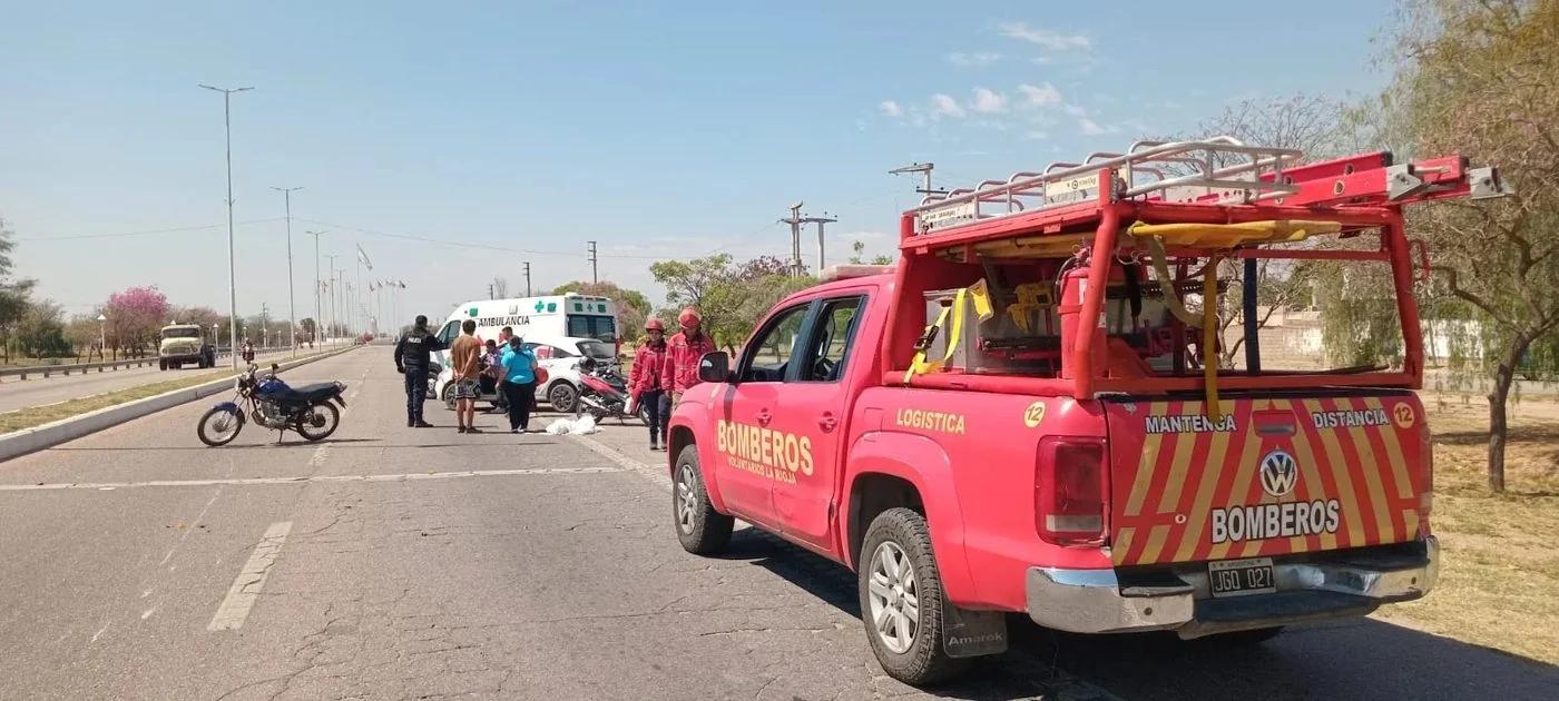 Dos heridos tras un fuerte choque entre una camioneta y una moto en la capital