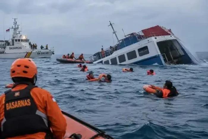 Naufragio en Indonesia: 6 muertos y 129 desaparecidos
