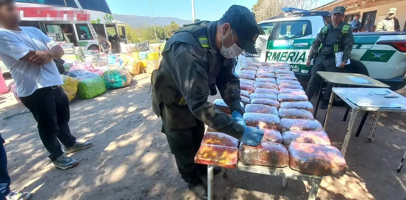Detuvieron a una mujer que transportaba droga oculta en peluches