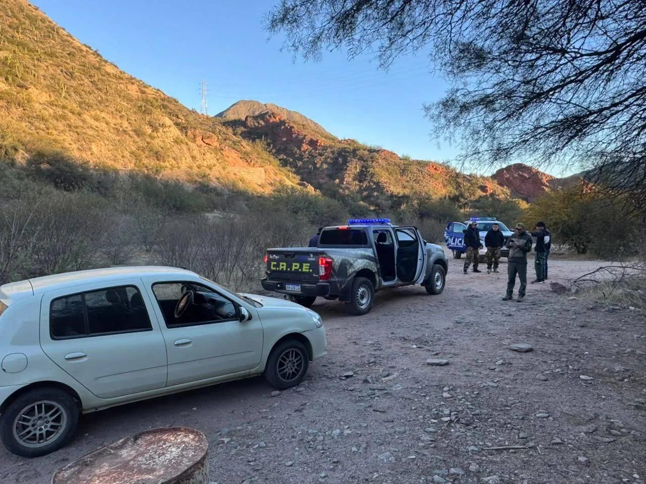 Rescataron a una pareja varada en el camino viejo al Dique de Los Sauces