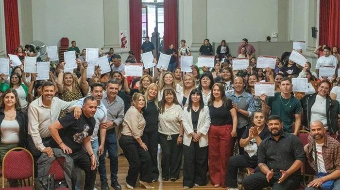 Vecinos del barrio Francisco II recibieron certificaciones y podrán terminar la