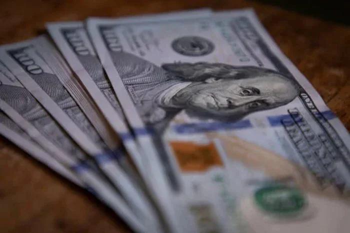 El dólar mayorista registró su mayor caída diaria en el último mes