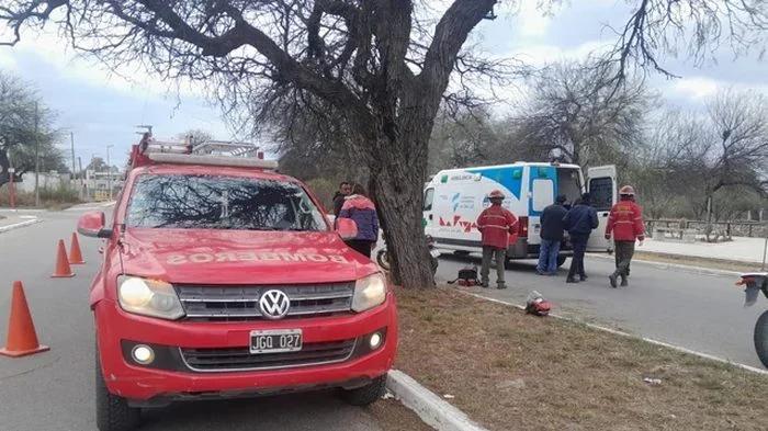 Adolescente herida tras chocar contra un árbol en la capital