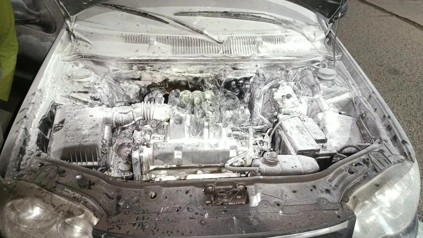 Vecinos sofocaron el incendio de un Fiat Palio por una falla eléctrica