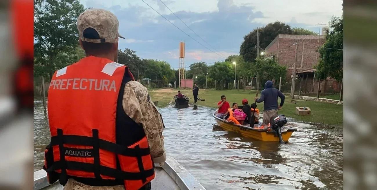 Prefectura rescató a alumnos aislados por la crecida del río Paraná