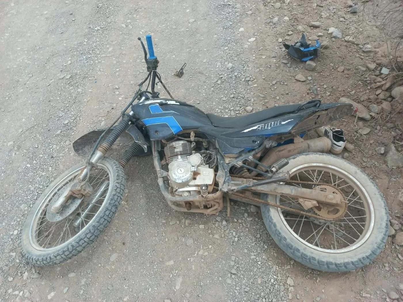 Accidente vial en Guandacol: joven motociclista internado tras chocar un árbol