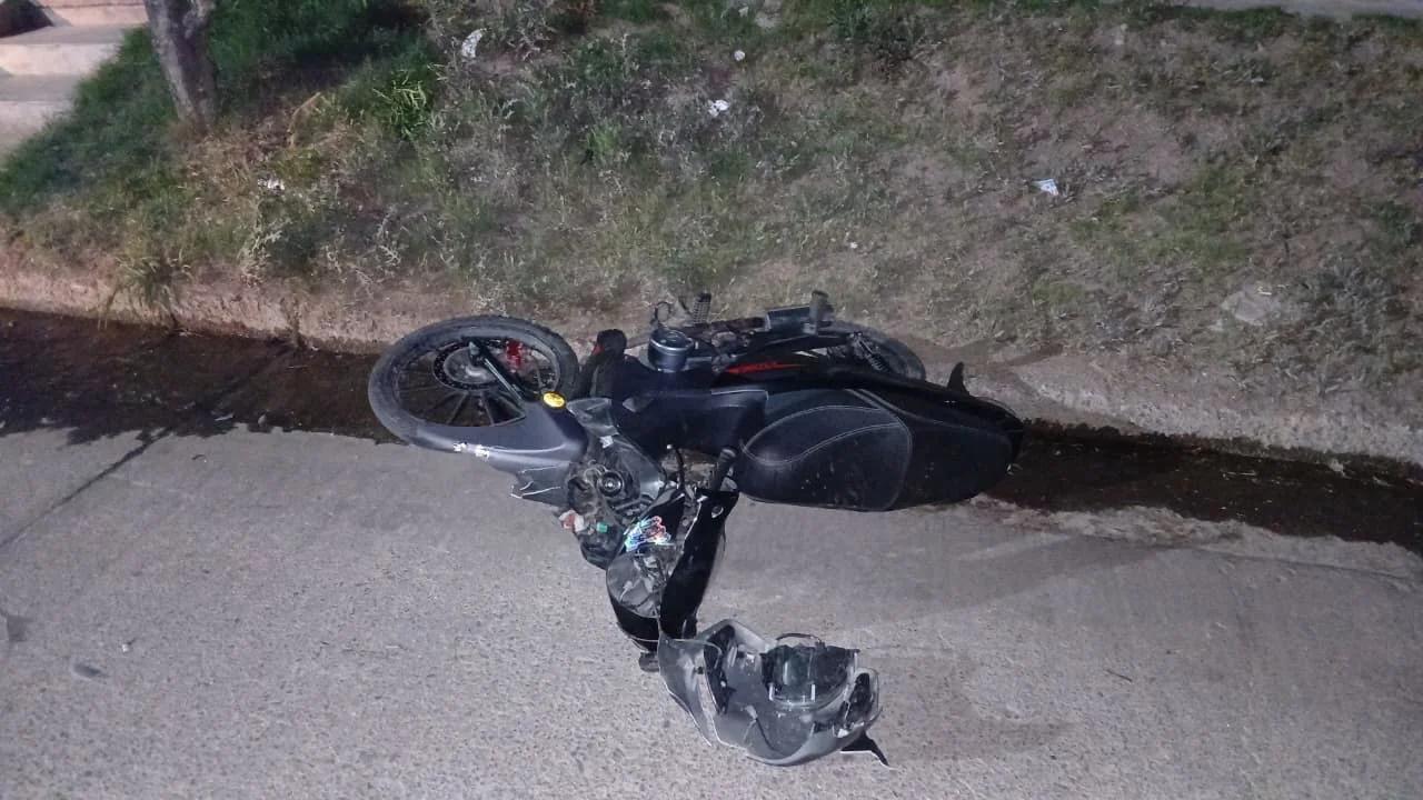 Dos motociclistas hospitalizados tras un choque en el barrio Juan Domingo Perón