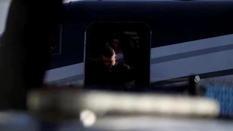 Flavio Bolsonaro aterrizó en Miami tras evitar pasar por Brasil