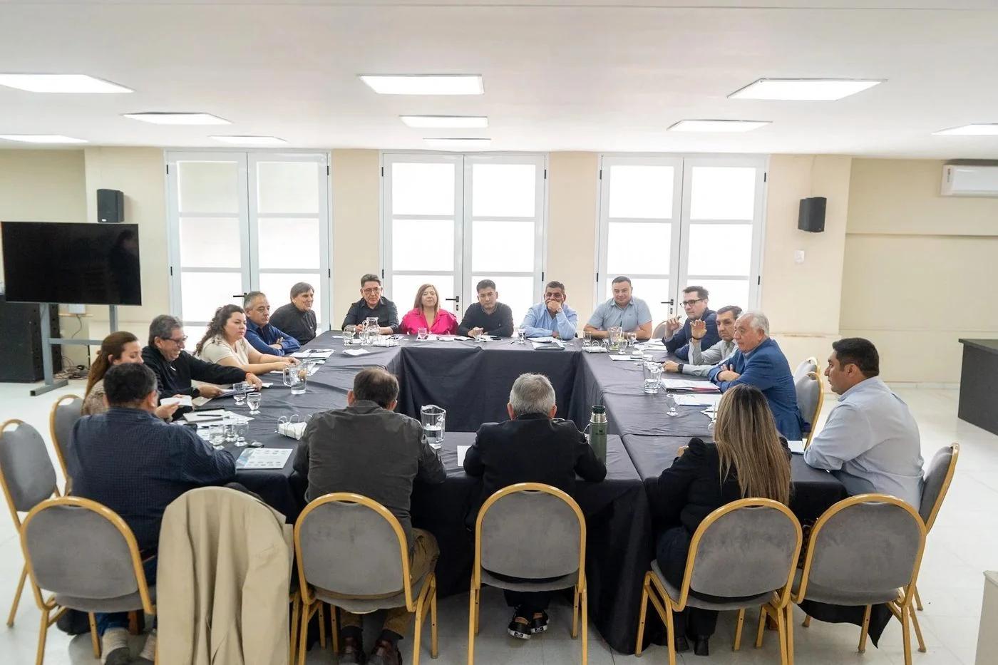 Reunion clave entre intendentes y ministros para coordinar obras y gestion