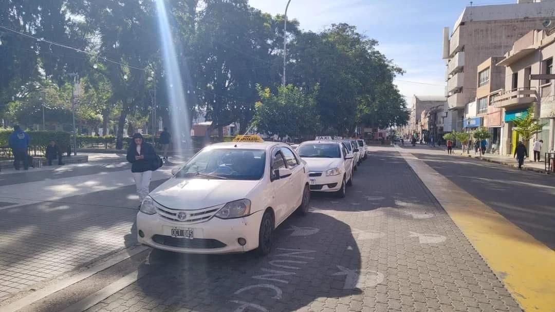 Autorizan vidrios polarizados en taxis y remises de La Rioja