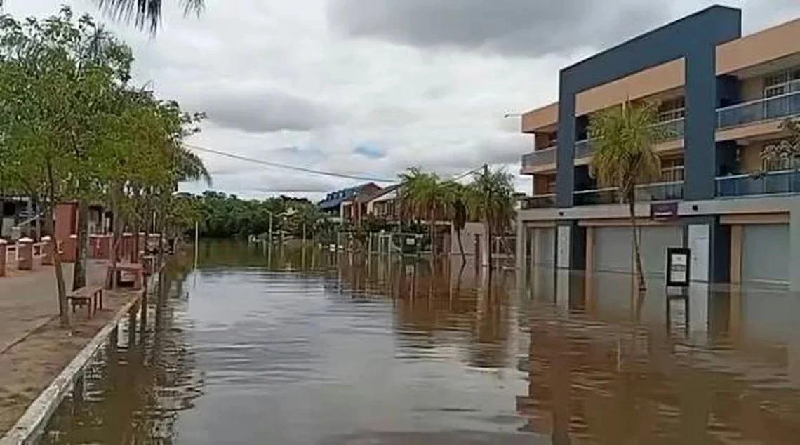 El río Paraná rompió el terraplén y hay graves inundaciones en Paso de la Patria