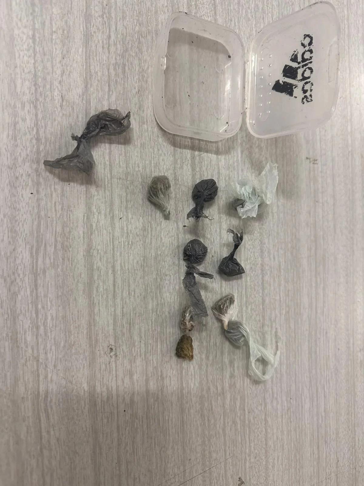 Hallaron envoltorios de marihuana en una mochila escolar en Anguinán