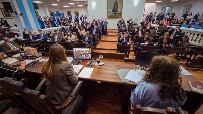 Homenaje a Juan Carlos Pagotto y nuevas leyes en la Legislatura