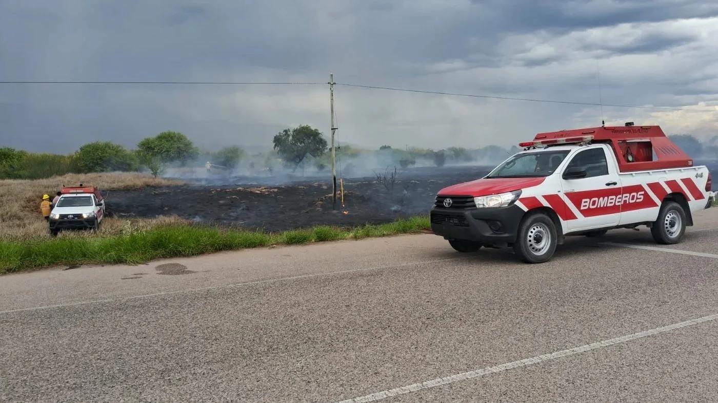 El viento Zonda reavivó un incendio cerca del Aeropuerto
