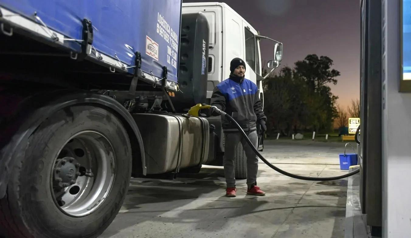 Argentina tiene el gasoil más caro de la región