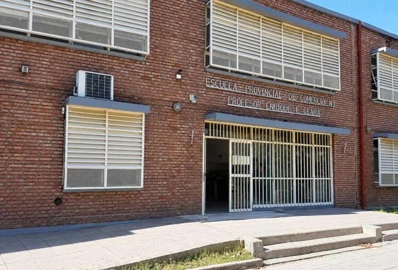 Hallaron un arma blanca en una mochila en la Escuela de Comercio