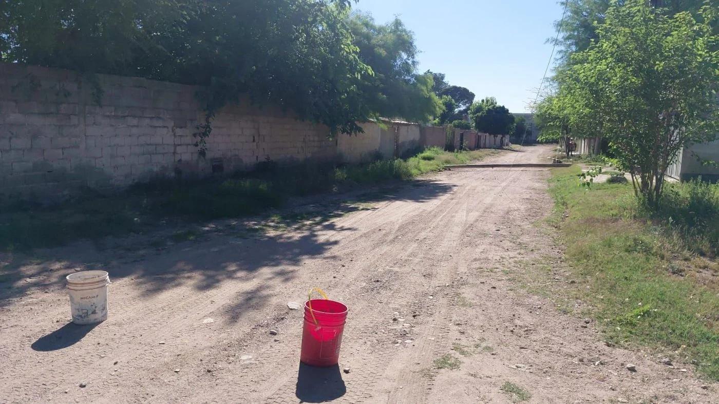 Viento derribó postes y cortó el tránsito en barrio Cochangasta Sur