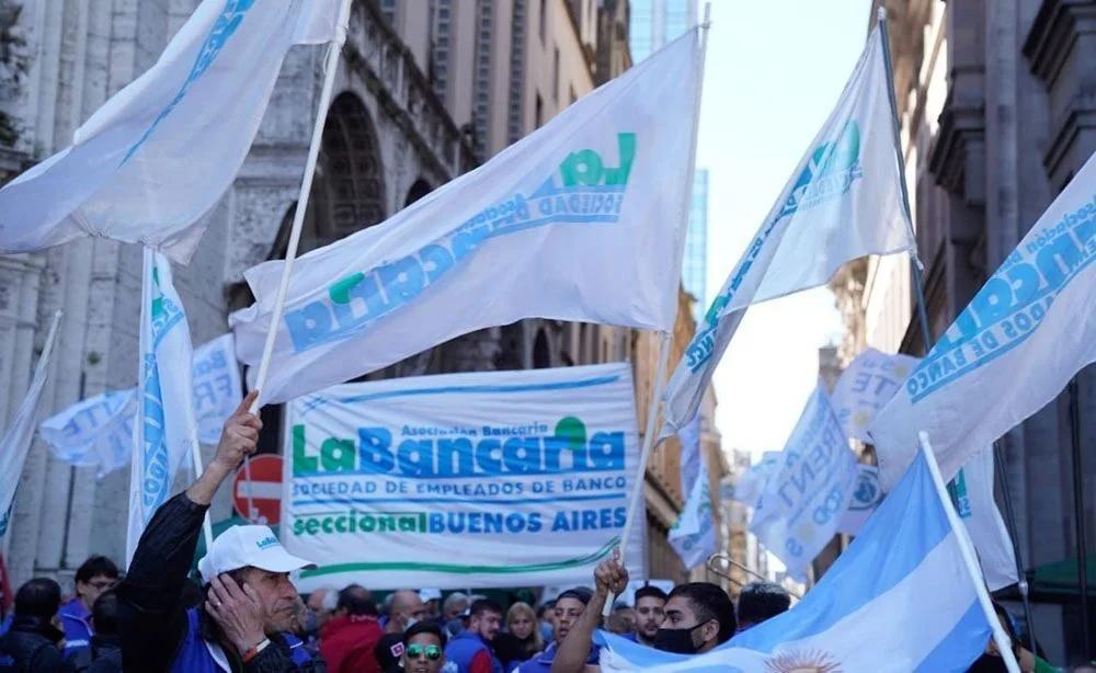 Bancarios no atenderán al público el 6 de noviembre