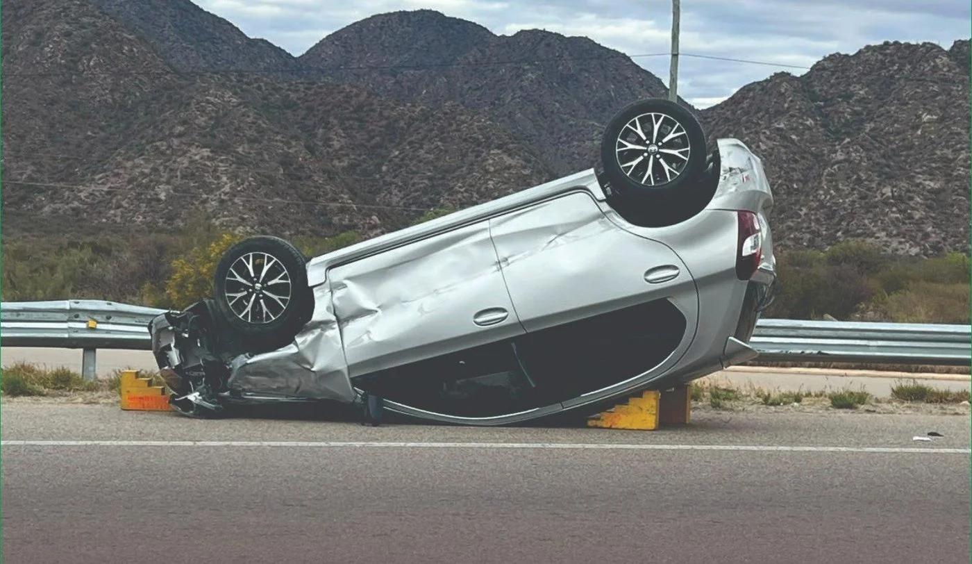 Mujer grave tras volcar su auto en el acceso sur a Chilecito