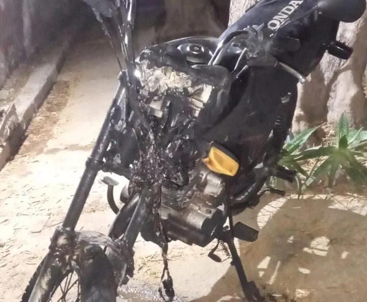 Principio de incendio de una motocicleta en el barrio Luis Vernet